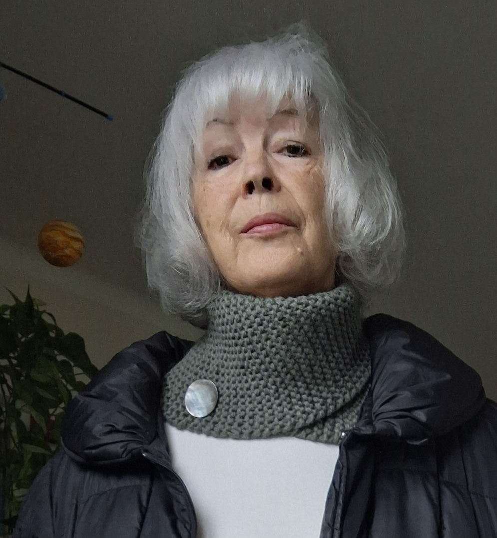 Sanftes Grün beim Schalkragen, Wolle Drops Lima, doppelt, Knopf Regina, mit Jacke