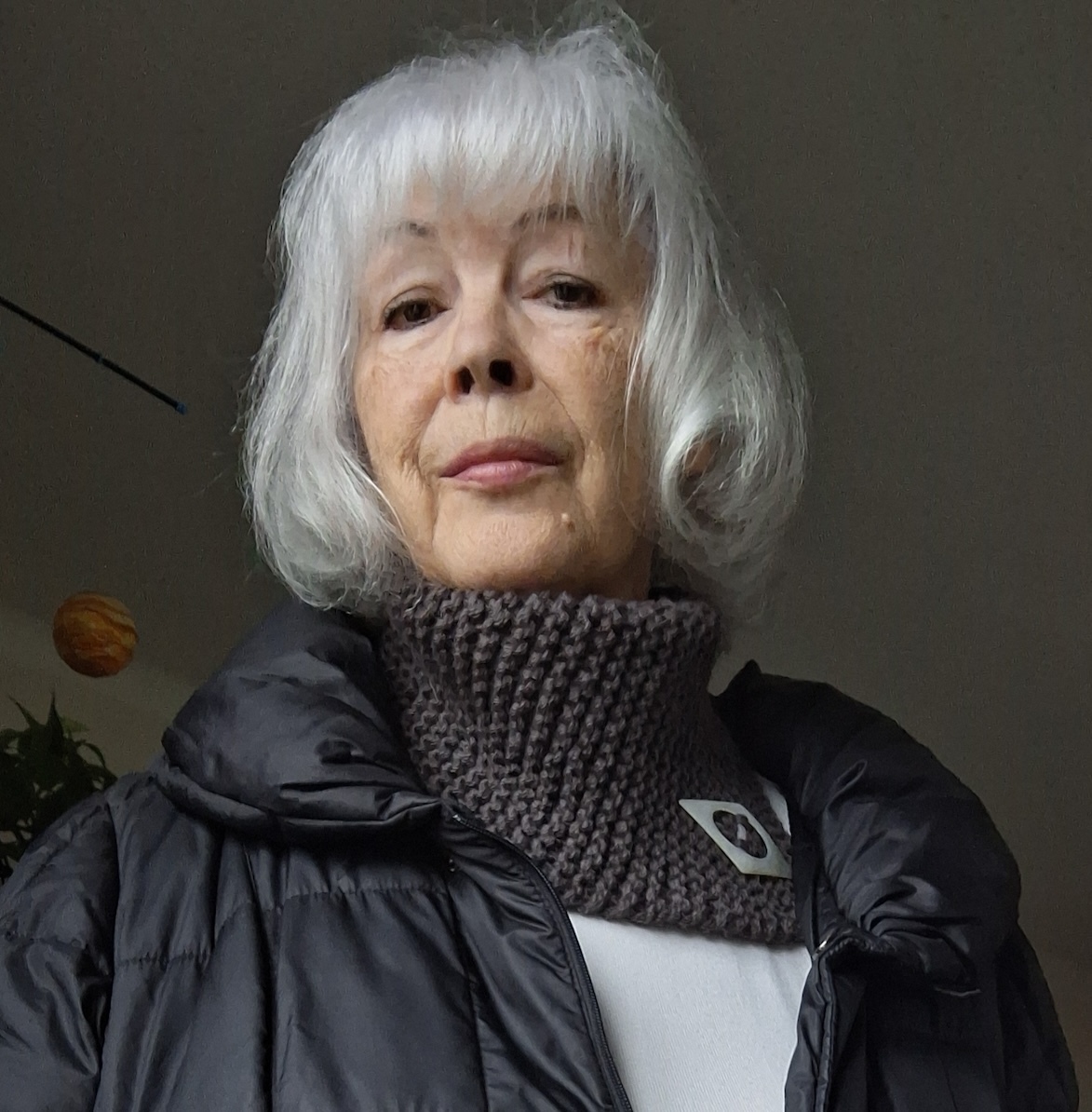 Dunkel graubrauner Schalkragen, Drops Wolle, diesmal mit Jacke