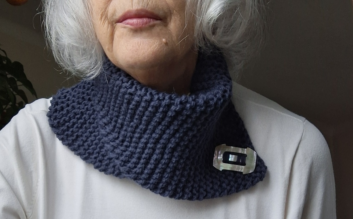 Jeansblauer Schalkragen, Wolle Drops Lima, doppelt genommen , toller Perlmuttknopf von Regina, Danke dafür!