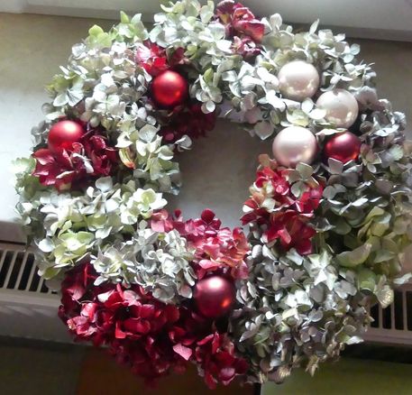 Hortensienblüten Kranz, veredelt in dunklerot/feingoldenen Tönen