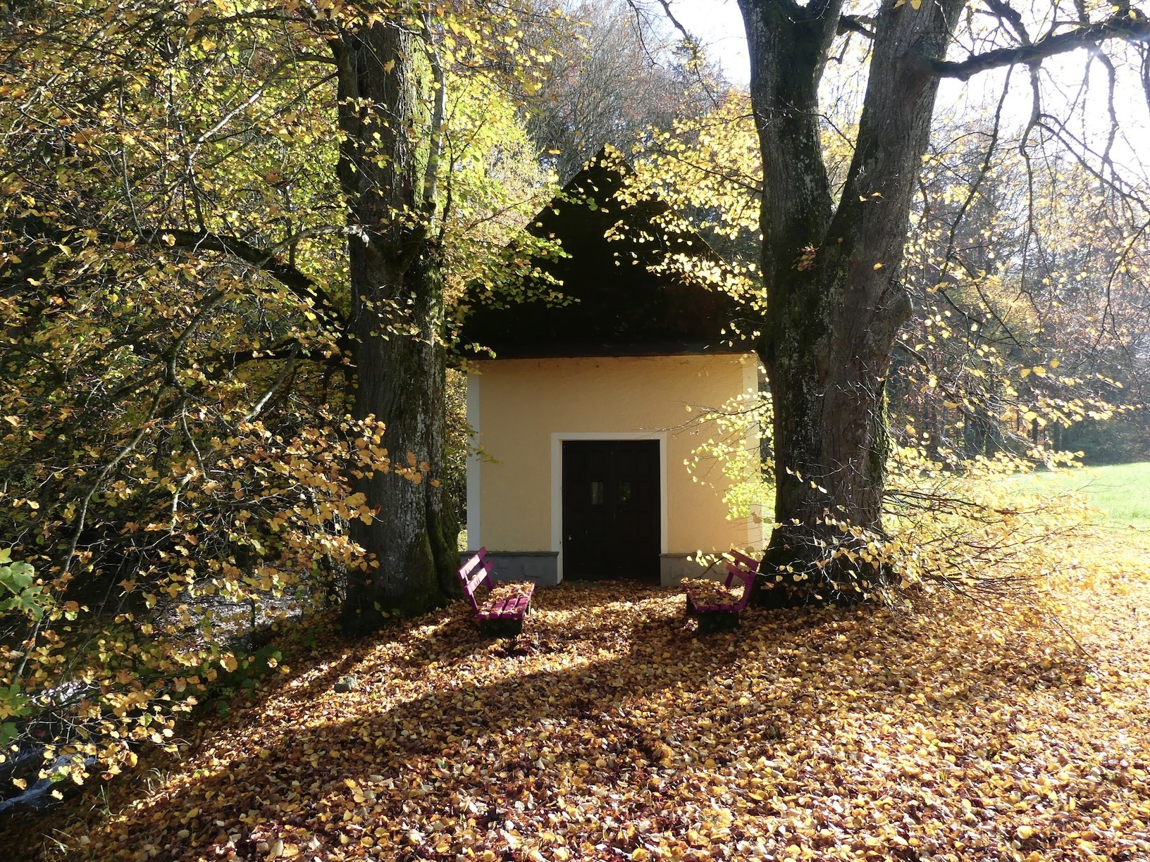 Kleine Kapelle Thalham, neben Dürr. Ager