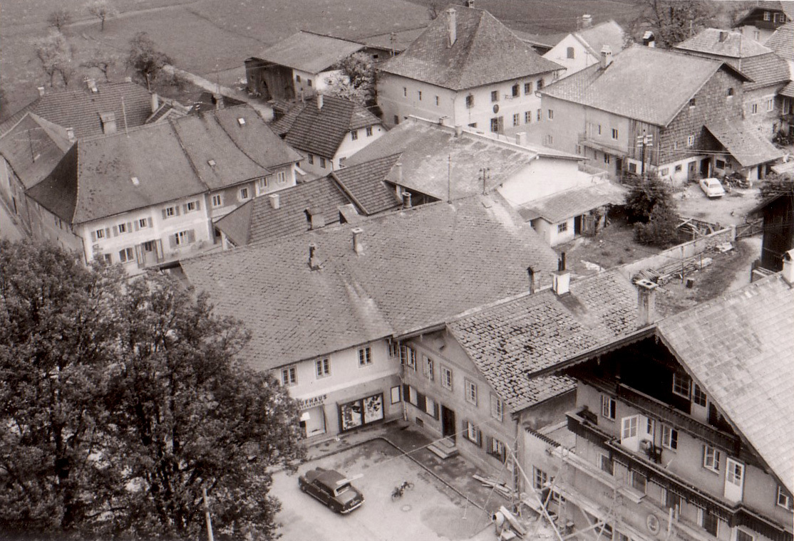 Blick zur Gemeinde, Franzi Göschl-Haus und Apotheke