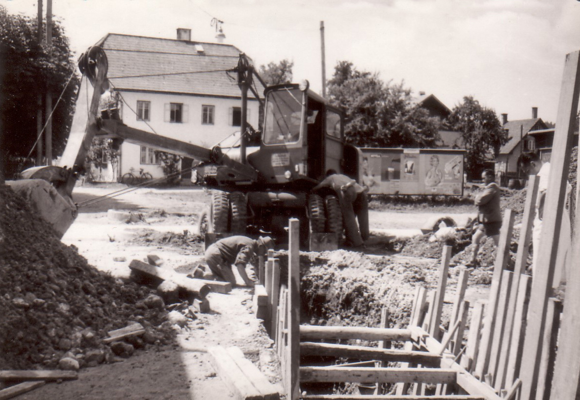 Kanalbau, Einfahrt Bahnhofstraße, hinten ehem. Wixinger-Haus, daneben auf der Wiese waren früher am Kirtag Ringelspiel und Schaukel
