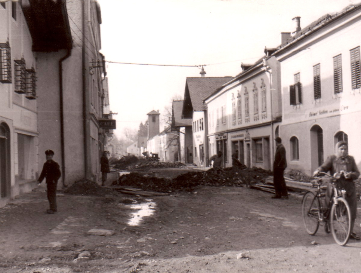 Kanalbau im oberen Markt, im Bild rechts. Gasthof Schiemer - davor Drogerie Maritsch