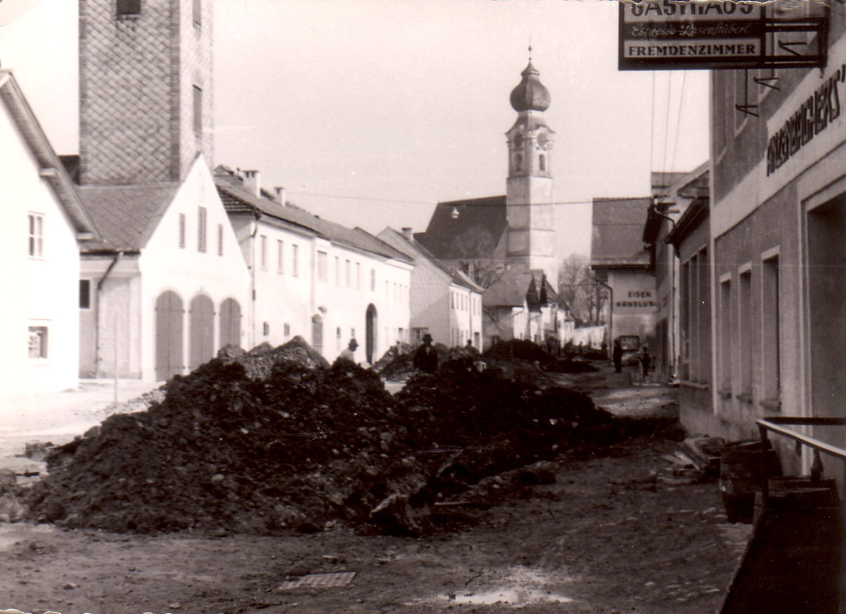 Kanalbau Nähe ehemaliger Feuerwehr/rechts, Gasthof Kastl, mit Rosenstüberl