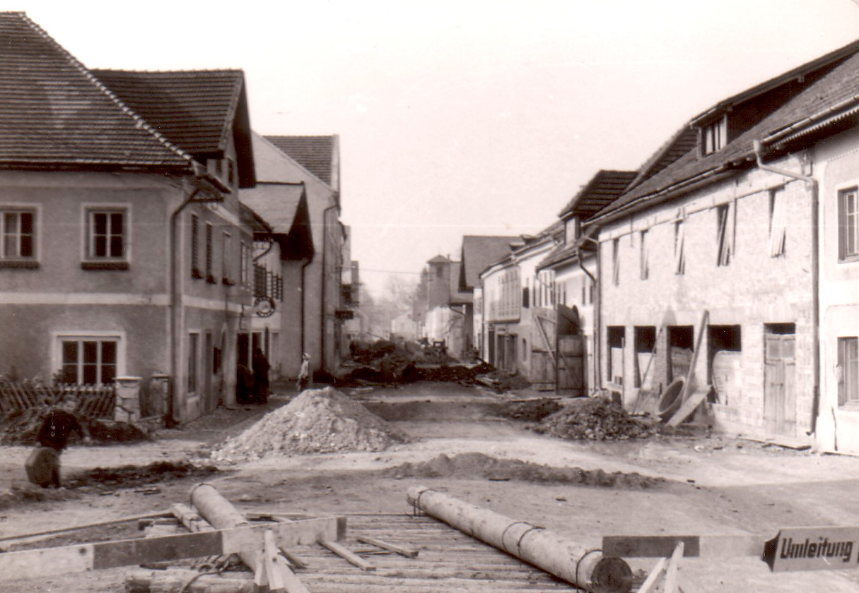Hauptstraße, links Trafik Huber, ganz rechts Gasthof Meier, in Bau, danach Scheunentor und Gasthof Schiemer