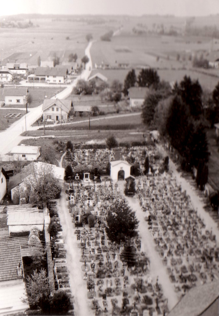 Blick vom Kirchturm aus, Friedhof und Joh.Beer-Straße