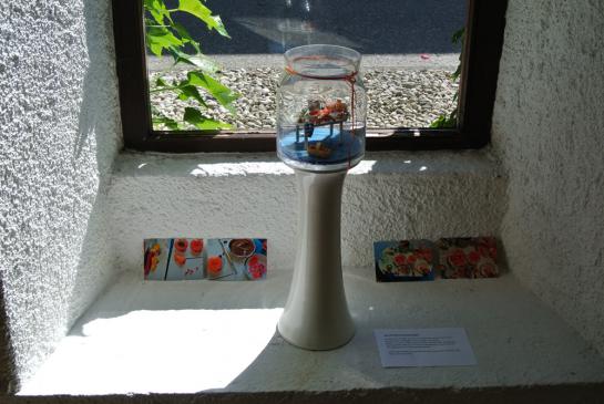 Das Marillenmarmeladenglas im Fenster