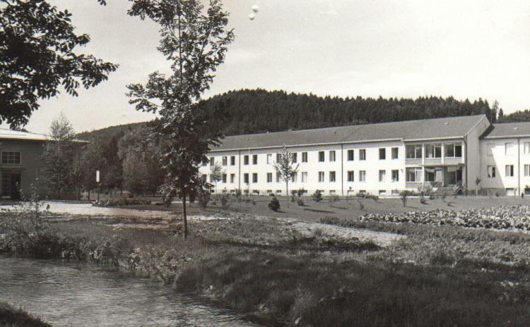 Thalham, das war das Haupthaus mit den Räumen, dazu mit Küchen und Büros, davor der Mühlbach