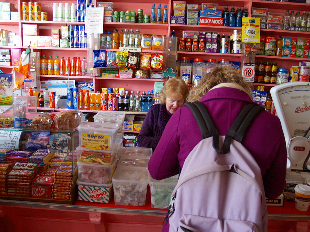 Ein entzückender Bonbonrosa Laden in Bantry..