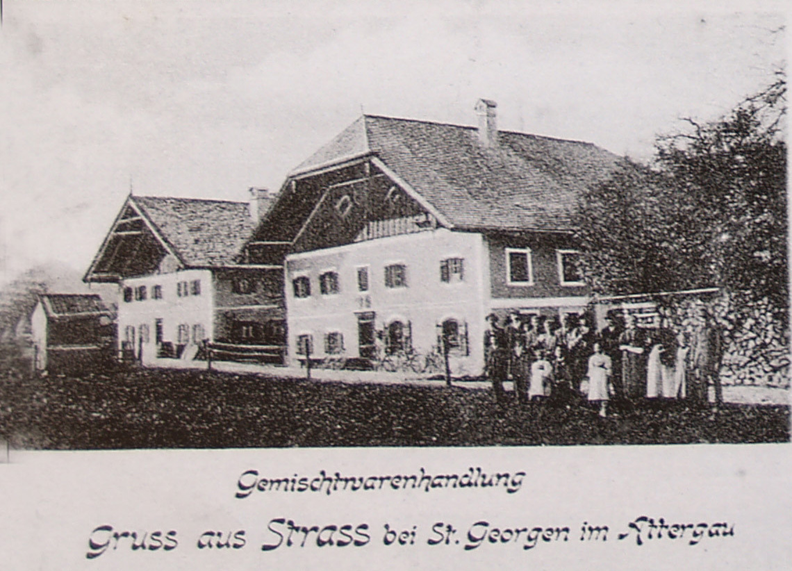 1918 in Strass, im Haus daneben gab es später eine Kleiderfabrik, in der für das Versandthaus Quelle genäht wurde