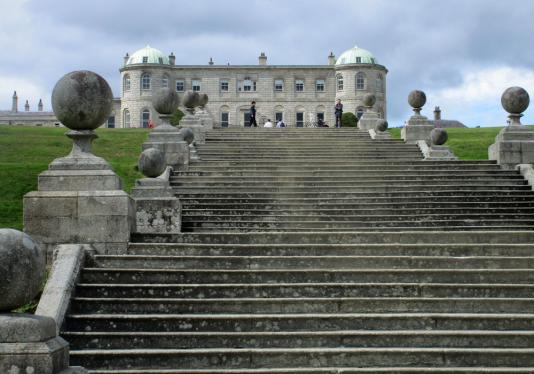 Viele Stufen führen hinauf (oder hinunter) vom Schloss, die Böden sind mit wunderschönem Steinmosaik ausgelegt.