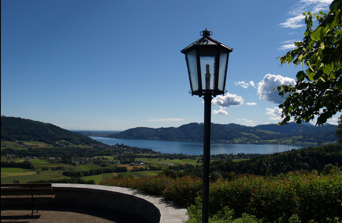 Sommerliche Stimmung am Attersee, vom Kronberg gesehen