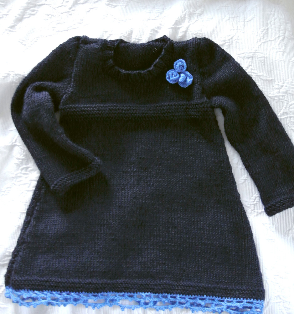 Kleidchen nach Muster gestrickt