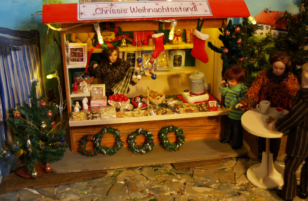 Man kann schon Glühwein trinken an Chrissis Stand...