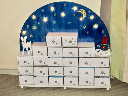 Ich baute aus Karton kleine Fächer für die Laden, dann erste Proben mit Lichtern, nun schon mit den Zahlen