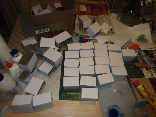 Das sind kleine Schachteln (Buttinette) mit Hüllen, beides halbiert für je eine Lade